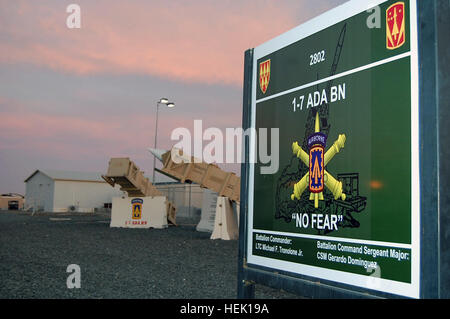 Dieses Foto zeigt das bereitgestellte Hauptquartier für das 1. Bataillon, 7. Air Defense Artillery bei einer nicht offengelegt Basis in Südwestasien. Die 1-7-ADA, Sitz in den USA in Fort Bragg, N.C., ist Teil der 108. Luft-Verteidigung-Artillerie-Brigade und 32nd Army Air Missile Defense Command. Das Bataillon zeigt 35 Schlacht Luftschlangen reichen von der nordafrikanischen Wüste und die Ebenen von Europa während des zweiten Weltkriegs, die gefrorenen Schlachtfelder von Korea, der Dschungel und Hochland von Vietnam, die Wüsten von Südwesten Asien während der Operation Desert Storm, vor kurzem mit Unterstützung für Operationen irakischen F Stockfoto