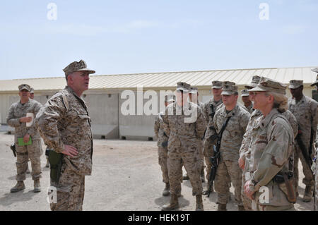 Surgeon General der U.S. Navy Vice Admiral Matthew Nathan spricht mit einer Gruppe von Marines 17 April während eines Besuchs in regionalen Kommando Süd-West. Militärische medizinische Spitzenbeamten aus den USA und dem Vereinigten Königreich besuchten Sanitätseinheiten in ganz Afghanistan um die Fortschritte und Herausforderungen in der medizinischen Gemeinschaft in einer verteilten Umgebung zu bewerten. Tri-Service Chirurgen allgemeine besuchen Sanitätseinheiten in Afghanistan 120417-A-GN467-003 Stockfoto