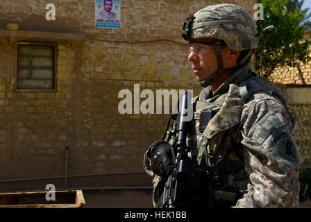 CAMP SLAYER, Irak – Armee-Reserve-Soldaten mit der 304. Civil Affairs Brigade patrouillieren die Straßen der Mahawil, eine Stadt südwestlich von Bagdad, Irak, am 18. März 2009. Sergeant First Class Daniel MacDonald, scannt der Unteroffizier verantwortlich für die Brigade persönliche Sicherheit Detail den lokalen Markt auf möglichen Bedrohungen. MacDonald ist Polizeihauptmann mit Philadelphia Police Department. Diese Brigade der Army Reserve besteht aus Krieger Bürger-Soldaten aus der Gegend um Philadelphia, und sind Bestandteil der US-Armee zivile Angelegenheiten und Psychological Operations Command (Airborne), mit Hauptsitz einer Stockfoto