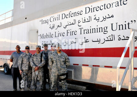 In diesem Bild von Texas Army National Guard freigegeben ist (von links nach rechts) zivile Auftragnehmer Ricky Hunt, Chief Petty Officer Tim Malis, Petty Officer 2. Klasse Raul Rodriques, Staff Sgt David Norris, Spc. Michael Burris und techn. Sgt. George Carrington, team-Mitglieder von Bagdad Provincial Reconstruction Team. Bagdad PRT weiterhin Hilfe und Unterstützung 265243 Stockfoto