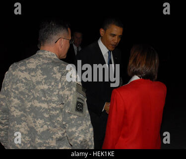 Präsident der Vereinigten Staaten Barack Obama grüßt Frau Dawn Liberi (rechts) und US-Armee Generalmajor Curtis Scaparrotti (links), nach der Rückkehr von einer Reise nach Kabul zu afghanischen Präsidenten Hamid Karzai Bagram Airfield, Afghanistan, Sonntag Abend sehen.  Liberi dient als hochrangigen zivilen Vertreter und Scaparrotti als der kommandierende general für kombinierte gemeinsame Task Force-82 und Regional Command East. Präsident besucht Truppen Bagram Airfield 263981 Stockfoto