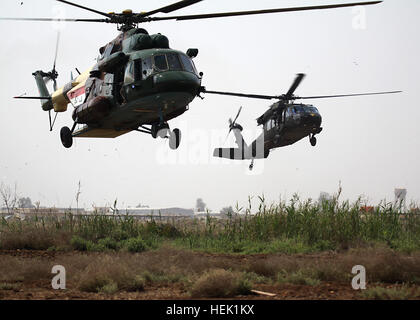 Ein MI-17 HIP-Hubschrauber von der irakischen Luftwaffe und ein UH-60 Black Hawk von 227. Aviation Regiment, 1st Air-Kavallerie-Brigade, 1. Kavallerie-Division, 3. Bataillon, US-Division - Center, landen Sie auf einem simulierten Schlachtfeld, 29 März, während ein Luft-Angriff-Demonstration. Die Führung der 1. ACB, zusammen mit Generalleutnant Ali Hamadi Tahir, der Kommandant der Karkh Bereich für westliche Bagdad und Major General Kevin Mangum, stellvertretender Kommandierender general der 1. US-Panzerdivision, USD-C, beobachtet die Fähigkeiten der irakischen Luftwaffe und KAC Strike Team Soldaten aus einem nahe gelegenen Turm. Luft-Cav führt gemeinsame Luft Angriff d Stockfoto