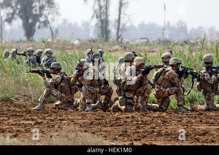 Nach der tätlichen Angriffs auf ein Ziel, ziehen Karkh Bereich Befehl Strike Team Soldaten (im Vordergrund) Sicherheit während des Wartens auf ein MI-17 HIP Helikopter vom simulierten Schlachtfeld, März 29 zu extrahieren. Soldaten der Firma F (Hintergrund), 3. Bataillon, 227. Aviation Regiment, 1. Luft-Kavallerie-Brigade, 1. Kavallerie-Division, U.S. Division – Center, verbrachte mehrere Monate Ausbildung der KAC-Strike-Team. Die irakischen Streitkräfte waren begierig, ihre Fähigkeiten bei einem Angriff Luftleistung vor Generalleutnant Ali Hamadi Tahir, der Befehlshaber der Karkh Bereich für westliche Bagdad zu demonstrieren. Flickr - der US-Armee- Stockfoto