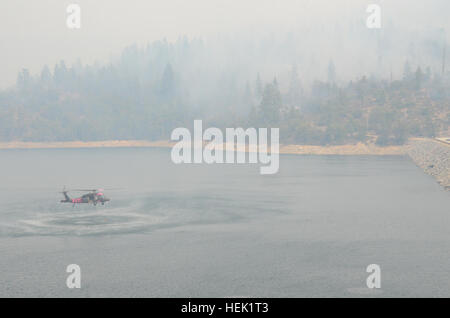 Kalifornien-Army und der Air National Guard Helikopter-Piloten aus dem 1. und 3. Bataillon des 140. Aviation Battalion (Air Assault), Sitz in Los Alamitos, Stockton und Mather und der 129. Rescue Wing aus Mountain View, fliegen ihre UH-60 Black Hawks und HH-60 Pave Hawk, 29. August 2013, auf der Bad-Website unter Kirsche Lake dam gerade westlich von Yosemite National Park zu verschiedenen Eimer fallen Stätten in der Nähe. Das Flugzeug vom Abwurf zu dunking, manchmal mit anderen zivilen Hubschrauber gedreht und konnten mehr als 20 Eimer vor Zwischentanken fallen. Die Piloten bewegen, unter der Regie von Cal Fire ma Stockfoto