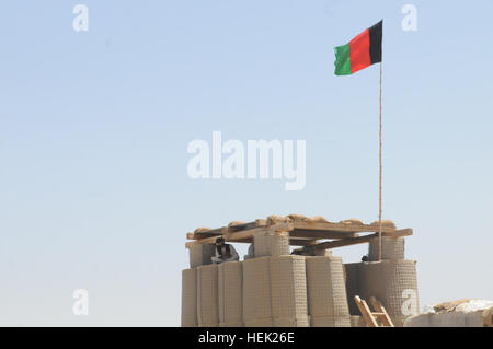 Einer afghanischen Flagge Wellen über eine afghanische Polizei-Checkpoint Gereshk Tal, Provinz Helmand 15 April.  Die ANP patrouillieren, fünf Tage die Woche und man mehr als zehn Prüfpunkte in unmittelbarer Umgebung.  (US Armee-Foto von SGT Debra Richardson) Medizinische bürgerschaftliches Engagement-Programm 271676 Stockfoto