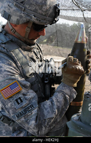 Captain Scott Maurer, Kommandant der Batterie B, 3. US-Infanteriedivision, 1. Bataillon, 76. Feldartillerie-Regiment, 4th Infantry Brigade Combat Team schreibt Oberstleutnant Terry Crowe??? s Name auf einem 105mm Runde, Mai 24, in Fort Stewart, Georgia Crowe, Maurer??? s Vetter, wurde getötet in Aktion während des Dienstes mit der 10th Mountain Division während der Operation Iraqi Freedom. Die Runde wurde in Crowe gefeuert??? s Ehre während Batterie B?? s einzigartige Memorial Day Tribut, der Service-Mitglieder, die ihr Leben geopfert haben geehrt, um die Freiheiten der Vereinigten Staaten von Amerika zu schützen. US-Arm Stockfoto