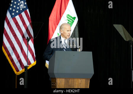 1. Dezember 2011, markiert im Irak Day of Commitment. Die Zeremonie von der irakischen Regierung an Al-Faw-Palast, in Bagdad, Irak, wäre der letzte seiner Art, da weiterhin US-Truppen aus dem Irak zu ziehen. US-Vizepräsident Joe Biden, nutzten die Gelegenheit, amerikanische und irakische Service-Mitglieder für alle ihre Opfer zu danken, die an das Ende einer fast zehn Jahren führte lange Krieg. Tag der Verpflichtung Zeremonie 493650 Stockfoto