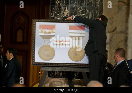 Die neueste Auszeichnung, die bald an Service-Mitglieder weitergegeben wird, die im Irak gedient wurde bei der Zeremonie enthüllt. Die Medaille wird The Medal of Commitment bezeichnet. 1. Dezember 2011, markiert im Irak Day of Commitment. Die Zeremonie von der irakischen Regierung an Al-Faw-Palast, in Bagdad, Irak, wäre der letzte seiner Art, da weiterhin US-Truppen aus dem Irak zu ziehen. US-Vizepräsident Joe Biden, nutzten die Gelegenheit, amerikanische und irakische Service-Mitglieder für alle ihre Opfer zu danken, die an das Ende einer fast zehn Jahren führte lange Krieg. Tag der Verpflichtung Zeremonie 493654 Stockfoto