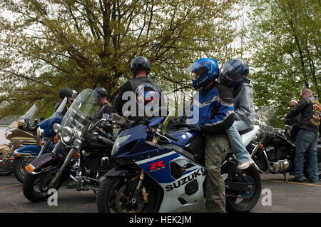 Die Soldaten nehmen am 24. April an der Talons Motorcycle Club Charity Ride teil. Sie starten vom Camp Atterbury Joint Maneuver Training Center und reisen durch mehrere Städte in Indiana, um wohltätige Zwecke zu unterstützen. Stockfoto