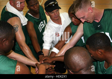 Soldaten nahmen am Basketballturnier der Operation Hartholz II in Camp Arifjan, Kuwait teil, um körperliche Fitness, Teamarbeit, Moral, und Erholung unter den Einsatzkräften. Stockfoto