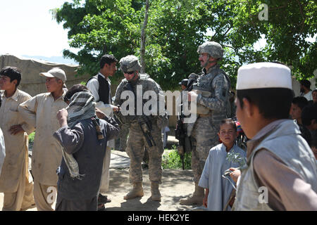 US Armee Sgt. Robert Beeson und Spc. Justin Bell hören die lokalen afghanischen Staatsangehörigen über Probleme im Dorf Qal'eh Dewana sagen. Sie sind Mitglieder der 3rd Platoon, Alpha Ingenieure, 1/172 Kavallerie aus Bagram Airfield, Parwan Provinz, Afghanistan, April 28. Soldaten mit afghanischen einheimischen 274363 gerecht Stockfoto