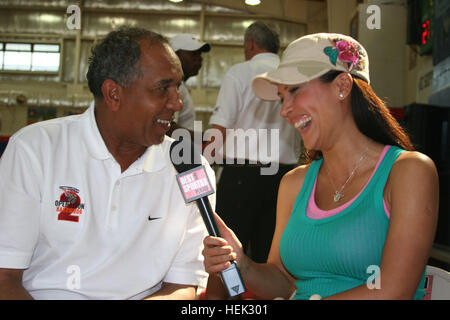 Tubby Smith, Cheftrainer der University of Kentucky, wird von Leeann Tweeden, "Best Damn Sports Show" Korrespondent während der Operation Hartholz II-Basketball-Turnier am Camp Arifjan 24.Mai interviewt. Smith Tweeden Stockfoto