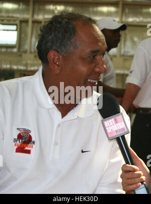 Tubby Smith, Cheftrainer der University of Kentucky, wird von Leeann Tweeden, "Best Damn Sports Show" Korrespondent während der Operation Hartholz II-Basketball-Turnier am Camp Arifjan 24.Mai interviewt. Tubby Smith Kuwait 2 Stockfoto