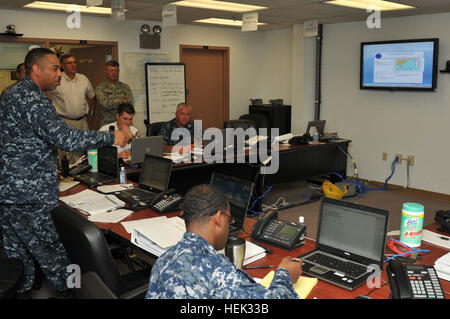 GUANTANAMO BAY auf Kuba – Navy kulinarische Specialist Senior Chef Patrick A. Campbell, dient als Schlacht Watch Commander Naval Station Guantanamo Bay Emergency Operations Center, Schriftsätze Marinestation und Joint Task Force Guantanamo Personal während eines Basis-weite Hurrikan Preparedness Trainings Bulkeley Hall, 4. Mai 2010. Die EOC Koordinaten Marinestation und JTF Guantanamo Operationen in Reaktion auf Notfälle einschließlich Naturkatastrophen. JTF Guantanamo durchführt, sichere, humane, rechtliche und transparente Pflege und Obhut der Gefangenen, einschließlich verurteilten Militärkommission und die Bestellung Stockfoto