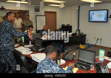 SPC. Patrick A. Campbell, Senior Chef kulinarisch, der Kampf Uhr Commander for emergency Operations Center in Naval Station Guantanamo Bay, briefs Marinestation und Joint Task Force Guantanamo Personal während eines Basis-weite Hurrikan Preparedness Trainings Bulkeley Hall. (Foto: US-Armee Sgt. Cody Black) Hurrikan Preparedness Übung 277886 Stockfoto