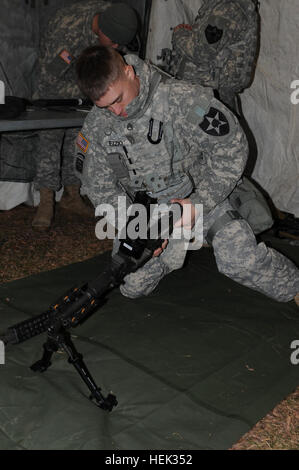 Staff Sgt David Ezzio aus Des Moines, Iowa, eine mehrere Start Rakete Systemschnitt Chef zugewiesen C Batterie, 6. Bataillon, 37. Feldartillerie-Regiment, 210. Field Artillery Brigade, 2. US-Infanteriedivision, baut ein M240B Maschinengewehr während des Bataillons Abschnitt Wettbewerbs 15. Januar 2014, am Camp Casey, Südkorea. Das Training war ein Team-Wettbewerb innerhalb des Bataillons, einschließlich eine schriftliche Prüfung, praktische Ausstattung Test- und Krieger Fähigkeiten testen. Soldaten lernen Sie kennen ihre Stärken und Schwächen durch den Wettbewerb und erhöhen die Bereitschaft, heute Abend kämpfen zu können. (US Stockfoto