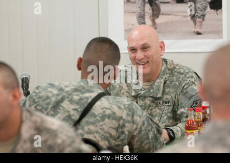 General Raymond Odierno, Kommandierender general der United States Forces - Irak, plaudert über Mittag mit ein Fallschirmjäger mit 1. Brigade der 82. US-Luftlandedivision (beraten und unterstützen Brigade), 8 Mai, am Camp Ramadi, Irak. Der General ist mit eine USO Tour mit National Football League Spieler Shaun O'Hara, Zentrum für die New York Giants und Charles Tillman, Cornerback für die Chicago Bears unterwegs. NFL-Spieler besuchen Truppen in Ramadi 277518 Stockfoto