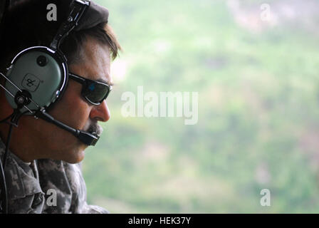 Generalmajor Simeon Trombitas, Kommandierender general, JTF-Haiti, einen Überblick über den Boden von einem UH-60 Black Hawk unterwegs zu den nördlichen Hafen Stadt von Cap Haitien, 11.Mai. Trombitas war Cheryl Mills, Berater und Chef des Stabes, Außenministerin Hillary Clinton, die in Haiti Treffen mit lokalen und humanitären Führer in Cap Haitien war eskortiert. Cheryl Mills besucht Haiti 278267 Stockfoto