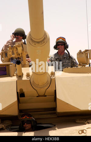 Sergeant-Major der Armee Kenneth Preston (oben rechts), Leeann Tweeden, The Best Damn Sports Show Period Korrespondent (unten) und Sgt. 1. Klasse Dale Green, Army Field Support Battalion Kuwait (links) darauf vorbereiten, ein M1A1-Panzer am Camp Arifjan 27 Mai fahren. Tweeden Preston Stockfoto