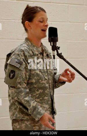 Sgt. Brenda Bushera, Saxophonist und Sänger der 34. Red Bull Infanterie Division Band singt die irakische nationale Hymne während einer Aufnahme-Session in Kontingenz Operating Base Basra, Juni 20. Entscheidungsfähigen, gebürtig aus Wausaukee, Wisconsin, USA, lernte das Lied durch die Arbeit intensiv mit einem britischen und irakische Dolmetscher, der Aussprache und Diktion der arabischen Wörter in dem Lied zu meistern. Amerikanischer Soldat verbindet sich mit irakischen Bürger mit Nationalhymne 182678 Stockfoto