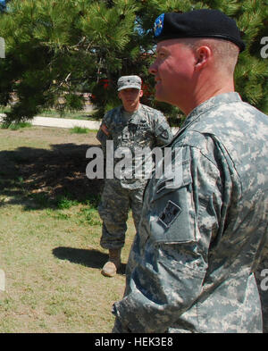 SPC. Robert Young hört aufmerksam als Generalmajor David G. Perkins, Kommandant, 4. US-Infanteriedivision in Fort Carson, fördert die Soldaten, die im Wettbewerb um alles während der 2010 Fort Carson Non-Commissioned Offizier geben und Soldier of the Year Wettbewerb vom 20.-21. Mai. Young, ein Militär-Polizist 59. Military Police Company, 759th Military Police Battalion zugeordnet gewann den Titel des 2010 Fort Carson Soldaten des Jahres und die Möglichkeit, in die III Corps Soldier of the Year Wettbewerb noch in diesem Jahr in Fort Hood konkurrieren. Soldaten, Unteroffiziere im Wettbewerb um die besten 304290 aufgerufen werden Stockfoto