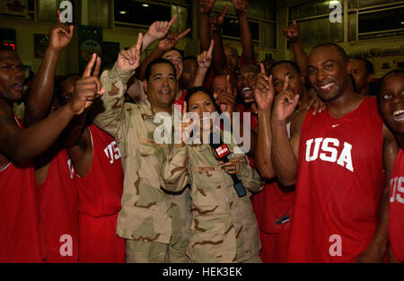 Camp Airfjan "Renegades, gecoacht von Kelvin Sampson, Indiana University, posieren mit Leeann Tweeden, Best Damn Sports zeigen Zeit-Korrespondent, nachdem sie die Operation Hartholz II Meisterschaftsspiel Sonntag gewonnen. Sampson Tweeden Stockfoto