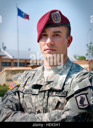 Staff Sergeant Salvatore Giunta, posiert vor seinem HQs aus der 173. Ariborne Combat Team, Vicenza-Italien, für die Kamera.  SSG Giunta wurde nominiert für die Medal Of Honor, die landesweit höchste militärische Tapferkeit Dekoration für seine Heldentaten während eines feindlichen Gefechts im Korengal-Tal in Afghanistan. SSG Salvatore Giunta Portrait Stockfoto