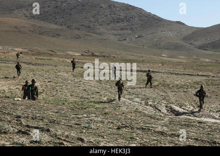 Afghan National Army Soldaten führen eine abgesetzte Bewegung in das Dorf IbrahimKhel, Bezirk Nerkh, Provinz Wardak, Afghanistan, Mai 27. ANA-Soldaten arbeiten mit Soldaten der US-Armee zusammen, um herauszufinden, wer eine aktuelle improvisierten Sprengsatz von einer nahe gelegenen Straße hat. Operation Enduring Freedom Betrieb Stein 284453 Stockfoto