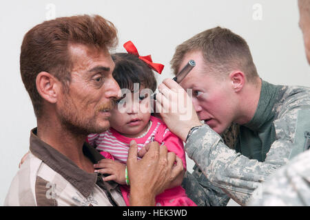 Staff Sgt John Clifford, ein Sanitäter mit 3. Bataillon, 319th Airborne Field Artillery Regiment, 1. beraten und unterstützen Brigade der 82. US-Luftlandedivision, untersucht ein Mädchen Ohrenentzündung während einer eintägigen, kombinierte US-irakische medizinische Klinik, 6. Juni, in Kubaysah, Irak. Sicherheit für die Veranstaltung wurde durch die irakische Armee und Polizei und Fallschirmjäger aus der Ferne 3-319th bereitgestellt. UNS, bieten irakischen Streitkräfte Gesundheitsversorgung zu abgelegenen Anbar Stadt 287969 Stockfoto