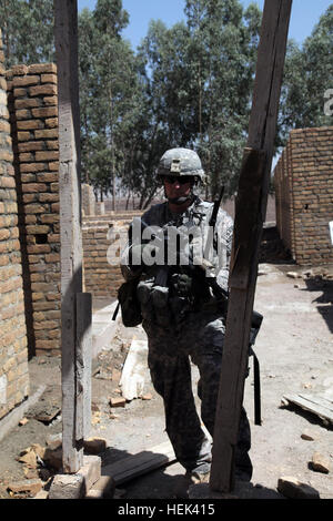 Mitglieder des Provincial Reconstruction Team von Forward Operating Base Finley Schild Fuß durch eine Baustelle um sicherzustellen, dass Gebäude planmäßig in der Nähe von Jalalabad Stadt in Nangarhar, Afghanistan, Juni 10 ist. PRT-SCHULE BAU-CHECK-UP 289617 Stockfoto
