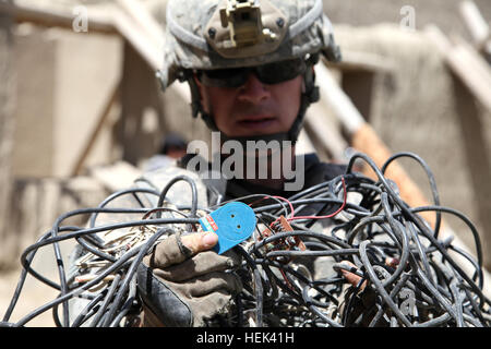 Ein US-Armeesoldat der Delta Company, 3. Bataillon, 172. Infanterieregiment, hat während einer Patrouille im Bezirk Mata Khan, Provinz Paktika, Afghanistan, am 10. Juni 2010 einen Bewegungssensor aus einem Waffenlager gefunden. während des Betriebs Dauerbetrieb. Stockfoto