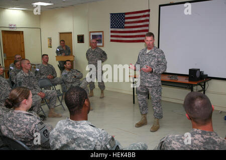 Der Befehl Sergeant-Major der US Army, Command Sergeant Major Kenneth O. Preston, Besuch spricht mit Soldaten aus der kalifornischen Nationalgarde 49. Military Police Brigade während einer kurzen Camp Liberty, Irak, Juni 26. Nach Bewältigung den Raum voller Soldaten, Preston, der Senior Berater der Stabschef der US Army angeworben, gab Service-Mitglieder die Möglichkeit, bei diesem Anlass Fragen stellen. Befehl Sergeant-Major besucht Camp Liberty 295024 Stockfoto