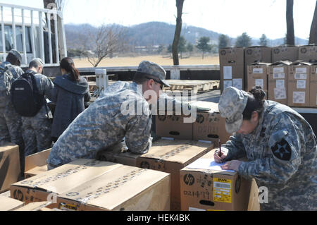 Gesundheitswesen Spezialisten 210. Field Artillery Brigade, 2nd Infantry Division zugewiesen erhalten neues Computersystem 7. März 2014 auf Camp Casey, Südkorea. Mit der neuen EDV-System haben Ärzte und Sanitäter besseren Zugang zu Krankenakten von Patienten. 210. FA Brigade ist stets darum bemüht, die Bedürfnisse der Soldaten an erster Stelle und kümmert sich um sie. 210. FA Brigade Gesundheitswesen Spezialisten erhalten neuen EDV-System 140307-A-IV618-009 Stockfoto