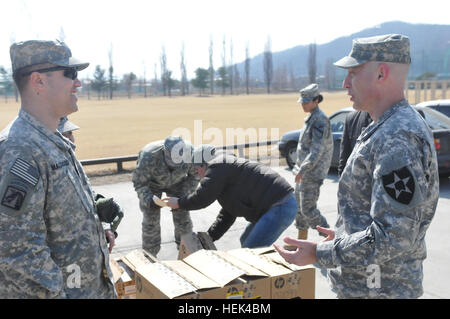 Sprechen Sie Major Patrick Walsh, aus Fort Worth, Texas, der 2. US-Infanteriedivision Oberarzt Assistent und Staff Sgt Hector Maldonado aus Puerto Rico einen medizinischen Spezialisten zugewiesen, Hauptsitz und zentrale Batterie, 210. Field Artillery Brigade, 2. US-Infanteriedivision, über die Bedeutung der empfangende Computer und die Modernisierung der das Niveau der Pflege 7. März 2014 auf Camp Casey, Südkorea. Mit der neuen EDV-System haben Ärzte und Sanitäter besseren Zugang zu Krankenakten von Patienten. 210. FA Brigade ist immer bemüht, die Bedürfnisse der Soldaten an erster Stelle und nehmen Stockfoto