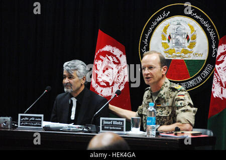 KABUL, Afghanistan - deutsche Armee Major General Josef Blotz, Sprecher der International Security Assistance Force und afghanischen nationalen Armee Generalmajor Zahir Azimi, Sprecher des Verteidigungsministeriums, kurze Reporter auf Sicherheit in Kabul hier 7. Juli 2010 an die Regierung Medien- und Informationszentrum. (ISAF Foto von uns Armee Spc. Lester B. Colley) Zahir Azimi und Josef Blotz im Jahr 2010 Stockfoto