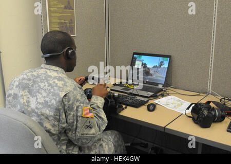 Soldaten der Army Reserve, die dem 362. Quartermaster Bataillon zugewiesen sind, führen im Mission Training Complex in Fort Hood (Texas) ein Virtual Reality Kampftraining durch, üben Konvoi-Operationen und interagieren in simulierten Kampfszenarien mit Virtual Battle Space Software. Stockfoto