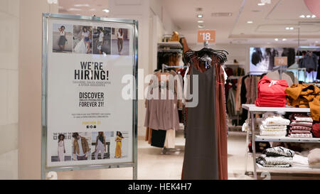 Wir suchen singen bei Forever 21 Store Eingang Stockfoto
