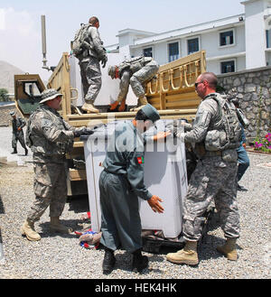 Soldaten mit zivilen und militärischen Operationen, 1-178. Field Artillery Battalion, South Carolina Army National Guard arbeiten mit der Afghanischen Nationalpolizei, 8 Juli, acht Kisten der humanitären Hilfe für 170 Kinder Leben bei der Badam Bagh Frauen Korrektur Entladen des Center in Kabul Provinz. Die humanitäre Hilfe Tropfen wurde durch gemeinsame Task Force 435 durch das Ministerium der Justiz koordiniert. Die Gardisten aus South Carolina geliefert decken, Kleidung, Schuhe, Schule, Zubehör, Heizungen, Hygieneartikel und Spielzeug von nicht-Regierungs-Organisationen gespendet. SC Gardisten Arbeit mit afghanischen nationalen Poli Stockfoto