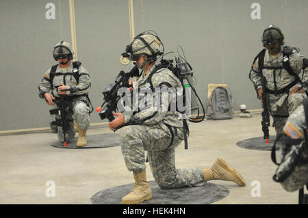 Soldaten der Armee-Reserve nutzen das abgesenkte Soldier Training System in Fort Hood, Texas, am 12. Juni, und führen immersive Virtual Reality Kampfmissionen durch, die menschliche Bewegungen und taktische Szenarien nachbilden und Training in simulierten Einsatzumgebungen ermöglichen. Stockfoto