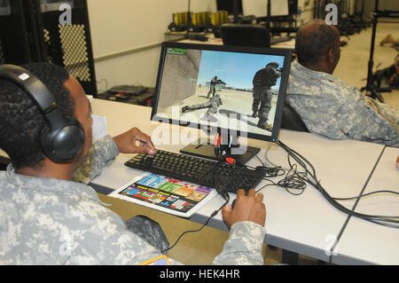 Die Soldaten der Army Reserve führen am 12. Juni im Rahmen des jährlichen Trainings in Fort Hood, Texas, ein Training mit Virtual Battle Space und einem abgesenkten Soldier Training System durch. Stockfoto