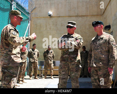 Generalleutnant James L. Terry, eingehende Kommandant International Security Assistance Force Joint Command, tourte die Haftanstalt in Parwan, 3. Juni 2012, um ein besseres Verständnis der strategischen Ebene Mission an der DFIP durchgeführt. IJC Partner mit afghanischen nationalen Sicherheitskräfte, die Aufständischen zu neutralisieren und zu Governance und Entwicklung in Afghanistan zu unterstützen. Führung der Tour war Lt. Gen Keith M. Huber, Kommandant, kombiniert gemeinsame Interagency Task Force 435 und Oberst Robert M. Taradash, Kommandant, Task Force Beschützer. CJIATF 435 überwacht alle inhaftierten Operationen in Afghanistan. Th Stockfoto