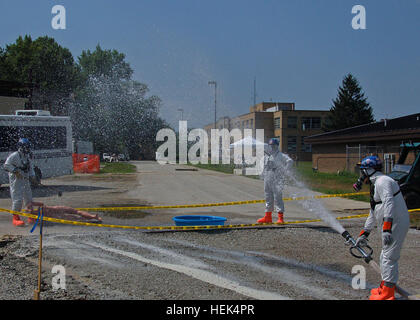 Mitglieder der Ohio Task Force 1, Teil des National Urban Search and Rescue Teams der FEMA, dekontaminieren am 17. Juli einen simulierten Atomsprengüberlebenden mit Seife und Wasser im Muscatatuck Urban Training Center in Butlerville, Indiana, während VIBRANT Response 10.2, einer nationalen Notfallübung der US Army North. Stockfoto