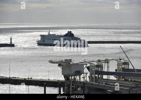 Fähre verlassen den Hafen von Dover, Kent, Großbritannien Stockfoto