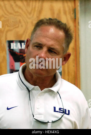 Im Rahmen einer USO-Tour am 22. Juni 2006 treffen sich Besucher aus dem Profisport mit Soldaten des 1. Bataillons, 187. Infanterieregiment, 101. Luftlandedivision auf der Forward Operating Base Summerall, Irak. Stockfoto