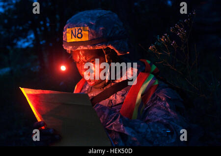 Staff Sgt Jason E. Searcy, ein Militärpolizist und 2010 Army Reserve beste Krieger Wettbewerber aus Columbus, Georgia, zugewiesen der 3. Schlacht-Befehl-Trainingsgruppe, 4. Brigade, 75. Division, setzt sich zu überprüfen, die seine Mathematik während der Land-Navigation Kurs am Fort McCoy, Wisconsin, USA, Juli 27. 2010 USAR BWC Land Navigation Kurs 303771 Stockfoto