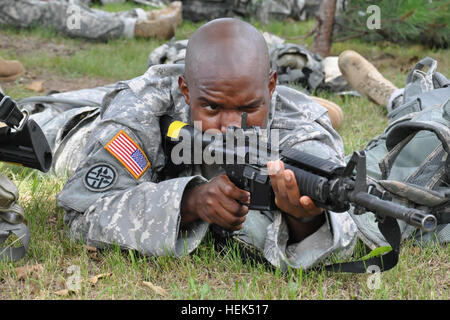 Staff Sgt Jason E. Searcy, Militär Polizist für den 3. Kampf-Befehl-Trainingsgruppe, 4. Brigade, 75. Division in Birmingham, Alabama, legt in der Bauchlage, sein Ziel für die Waffen-Qualifikationsturnier für die US Army Reserve beste Krieger Kandidatin, statt am Fort McCoy, Wisconsin, USA, Juli 27 zu üben. Searcy Hardaway die High School in Columbus, Georgia, und nun die Universität Pheonix besucht. Er ist Polizeibeamter und SWAT-Team-Mitglied mit der Phenix City Police Department, befindet sich in Phenix City, Ala U.S. Army Reserve beste Krieger Wettbewerb 2010 304603 Stockfoto