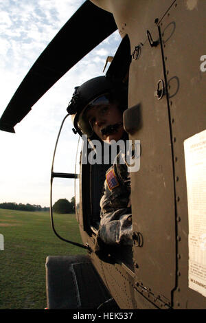 Black Hawk Crewchief, 1st Lt. Bethanie Schultz, prüft die Rückseite von ihrem Hubschrauber bei Landung während bei Fort AP Hill, Virginia Nationalgarde Luftfahrt-Einheiten aus Kansas, West Virginia und Pennsylvania Luftunterstützung JTF-National Scout Jamboree während der gesamten Veranstaltung bietet seit haben. Die JTF-NSJ Ziel ist es, professionelle militärische Unterstützung und ein Safe und ein sicheres Umfeld für Pfadfinder und Besucher während der Veranstaltung zur Verfügung stellen. Das Department of Defense Präsenz und Aufwand bei der NSJ unterstreicht das Engagement für die Jugend der Nation. 2010 nationale Scout Jamboree 306263 Stockfoto