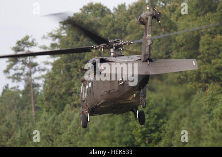 Ein Black Hawk Hubschrauber fährt der Flugplatz bei Fort AP Hill, Virginia Nationalgarde Luftfahrt-Einheiten aus Kansas, West Virginia und Pennsylvania befestigt JTF-National Scout Jamboree, bieten bereits Unterstützung aus der Luft 210 nationalen Scout Jamboree während der gesamten Veranstaltung.  Die JTF-NSJ Ziel ist es, professionelle militärische Unterstützung und ein Safe und ein sicheres Umfeld für Pfadfinder und Besucher während der Veranstaltung zur Verfügung stellen. Das Department of Defense Präsenz und Aufwand bei der NSJ unterstreicht das Engagement für die Jugend der Nation. 2010 nationale Scout Jamboree 306258 Stockfoto