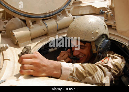 Irakische Armee Sgt. Haider Abdul Hussein, mit 1. Kompanie, 4. Panzerregiment, 35. Brigade, 9. irakische Armee-Division, spricht mit Tank-Crew-Mitglieder durch eine klare Stimme erfassen Kopfhörer in einem M1A1 Abrams Kampfpanzer beim üben Besatzung Evakuierung Bohrer, 5. August, am gemeinsamen Sicherheit Station Al Rashid, Irak. Zwölf neue IA Soldaten sind eine 2 1/2-US-Truppen führte Tank Einarbeitung Wochenkurs beauftragten Soldaten aus Unternehmen D, 3. Bataillon, 69. Armor Regiment, 1. beraten und unterstützen Brigade der 3. US-Infanteriedivision anwesend. (Foto: US-Armee Sgt. Mary S. Katzenberger) Die Partnerschaft weiter Stockfoto