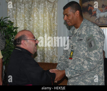 Generalmajor Vincent Brooks, Kommandierender general der 1. US-Infanteriedivision und USA Division-Süd, spricht mit Emad Al-Banaa, der Erzbischof von Südirak, während ein Iftar-Feier auf Kontingenz Operating Base Basra 28. August. Al-Banaa ist der obere chaldäischen geistliche für die gleichen neun Provinzen, in denen USD-S tätig ist. Ramadan Kareem, USD-S veranstaltet Iftar auf Basra 314179 Stockfoto